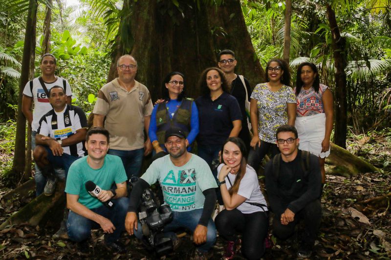 Navegando pelas águas do Rio Guamá, exatos 30 quilômetros separam a capital paraense da comunidade ribeirinha do Santo Amaro, onde vivem 12 famílias. No local, a natureza reserva aos visitantes um cenário exuberante, formado pelos encantos da fauna e flora da região. <div class='credito_fotos'>Foto: Pedro Guerreiro / Ag. Pará   |   <a href='/midias/2019/originais/5640_25a234d0-cb35-dcc0-ed30-494e2a461c1d.jpg' download><i class='fa-solid fa-download'></i> Download</a></div>