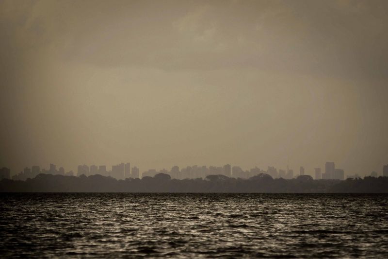 Navegando pelas águas do Rio Guamá, exatos 30 quilômetros separam a capital paraense da comunidade ribeirinha do Santo Amaro, onde vivem 12 famílias. No local, a natureza reserva aos visitantes um cenário exuberante, formado pelos encantos da fauna e flora da região. <div class='credito_fotos'>Foto: Pedro Guerreiro / Ag. Pará   |   <a href='/midias/2019/originais/5640_be2ea268-1770-34e2-8c14-7fee5737df72.jpg' download><i class='fa-solid fa-download'></i> Download</a></div>