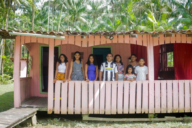 Navegando pelas águas do Rio Guamá, exatos 30 quilômetros separam a capital paraense da comunidade ribeirinha do Santo Amaro, onde vivem 12 famílias. No local, a natureza reserva aos visitantes um cenário exuberante, formado pelos encantos da fauna e flora da região. <div class='credito_fotos'>Foto: Pedro Guerreiro / Ag. Pará   |   <a href='/midias/2019/originais/5640_fa958f38-e6f1-af3a-5dd9-6cf11a7f02c0.jpg' download><i class='fa-solid fa-download'></i> Download</a></div>