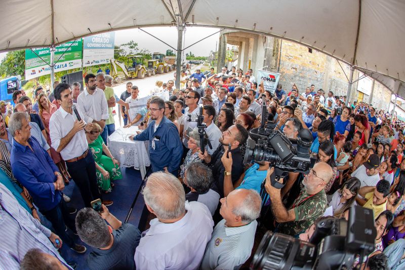 Mais de 20 mil pessoas serão beneficiadas com obras de saneamento, infraestrutura e tratamento de esgoto no conjunto habitacional Jader Barbalho, no Aurá, em Ananindeua. O Governo do Pará, através da Companhia de Habitação do Estado (Cohab), retomou as obras do Programa de Aceleração do Crescimento (PAC).  <div class='credito_fotos'>Foto: Marco Santos / Ag. Pará   |   <a href='/midias/2019/originais/5643_2d7cc7d6-7641-3fd0-76bf-1de4e70c2350.jpg' download><i class='fa-solid fa-download'></i> Download</a></div>