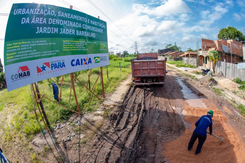 Mais de 20 mil pessoas serão beneficiadas com obras de saneamento, infraestrutura e tratamento de esgoto no conjunto habitacional Jader Barbalho, no Aurá, em Ananindeua. O Governo do Pará, através da Companhia de Habitação do Estado (Cohab), retomou as obras do Programa de Aceleração do Crescimento (PAC).  <div class='credito_fotos'>Foto: Marco Santos / Ag. Pará   |   <a href='/midias/2019/originais/5643_3e5cd301-5634-b582-5222-53d3c034f2e4.jpg' download><i class='fa-solid fa-download'></i> Download</a></div>