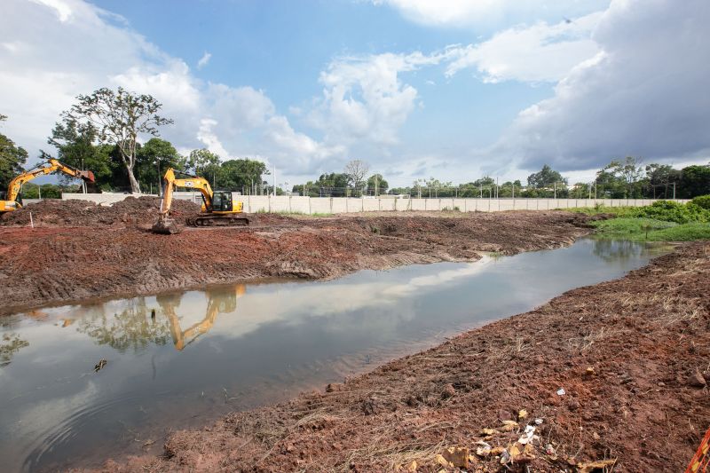 A partir das contenções do Maguariaçu, as obras permitirão que, pela primeira vez, Ananindeua possa ter vias que margeiem o canal, interligando toda estrutura viária da cidade e contribuindo para o fluxo de veículos e pedestres.  <div class='credito_fotos'>Foto: Marco Santos / Ag. Pará   |   <a href='/midias/2019/originais/5644_791652e9-6768-bb85-e4bd-80995a124119.jpg' download><i class='fa-solid fa-download'></i> Download</a></div>