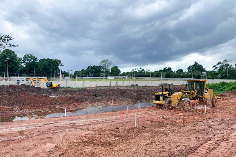 A partir das contenções do Maguariaçu, as obras permitirão que, pela primeira vez, Ananindeua possa ter vias que margeiem o canal, interligando toda estrutura viária da cidade e contribuindo para o fluxo de veículos e pedestres.  <div class='credito_fotos'>Foto: Marco Santos / Ag. Pará   |   <a href='/midias/2019/originais/5644_8dd9a2d6-3554-7204-f733-293e42340416.jpg' download><i class='fa-solid fa-download'></i> Download</a></div>