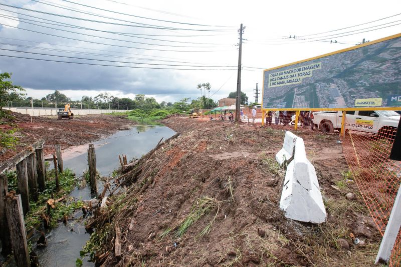 A partir das contenções do Maguariaçu, as obras permitirão que, pela primeira vez, Ananindeua possa ter vias que margeiem o canal, interligando toda estrutura viária da cidade e contribuindo para o fluxo de veículos e pedestres.  <div class='credito_fotos'>Foto: Marco Santos / Ag. Pará   |   <a href='/midias/2019/originais/5644_dc6f8a9a-0f83-fe0f-39a1-c973a4e9feac.jpg' download><i class='fa-solid fa-download'></i> Download</a></div>