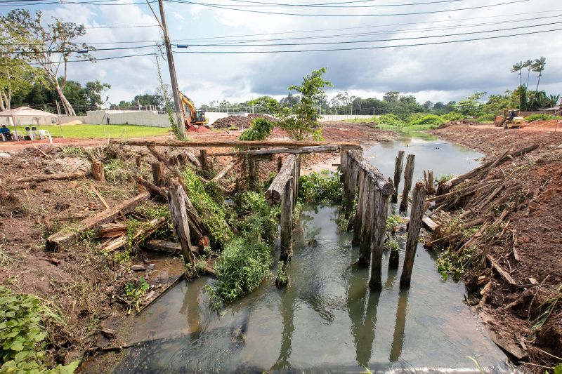 A partir das contenções do Maguariaçu, as obras permitirão que, pela primeira vez, Ananindeua possa ter vias que margeiem o canal, interligando toda estrutura viária da cidade e contribuindo para o fluxo de veículos e pedestres.  <div class='credito_fotos'>Foto: Marco Santos / Ag. Pará   |   <a href='/midias/2019/originais/5644_efbe742e-6c83-5090-f6fa-d86f4882da72.jpg' download><i class='fa-solid fa-download'></i> Download</a></div>