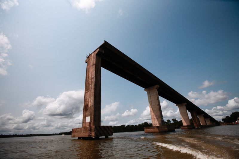 A estrutura de rampas flutuantes instaladas pela Secretaria de Estado de Transportes (Setran) para travessia de veículos por balsas na área da ponte Rio Moju será transformada em um porto público, após a reabertura da Alça Viária no próximo dia 15 de dezembro.
Na foto: <div class='credito_fotos'>Foto: Pedro Guerreiro / Ag. Pará   |   <a href='/midias/2019/originais/5646_7e34b1c2-cc16-80b2-7958-ff44906476a2.jpg' download><i class='fa-solid fa-download'></i> Download</a></div>