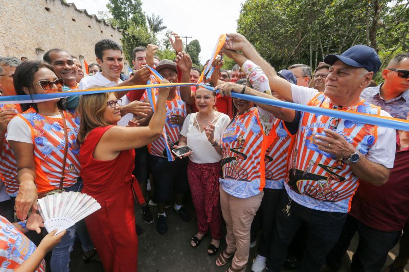 Avenida Camilo Pinto entregue a população de Benevides beneficia população. No ramo da floricultura, por exemplo, a nova PA404 proporciona mais eficiencia e qualidade aos produtores e consumidores.
Na foto: <div class='credito_fotos'>Foto: Marcelo Seabra / Ag. Pará   |   <a href='/midias/2019/originais/5648_1e929e15-49d2-11ad-c3a0-4e8e540354d7.jpg' download><i class='fa-solid fa-download'></i> Download</a></div>