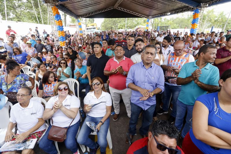 Avenida Camilo Pinto entregue a população de Benevides beneficia população. No ramo da floricultura, por exemplo, a nova PA404 proporciona mais eficiencia e qualidade aos produtores e consumidores.
Na foto: <div class='credito_fotos'>Foto: Marcelo Seabra / Ag. Pará   |   <a href='/midias/2019/originais/5648_2728ea6b-3cee-04c5-2332-4feb8b36e12d.jpg' download><i class='fa-solid fa-download'></i> Download</a></div>