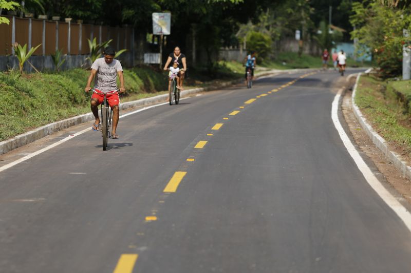 Avenida Camilo Pinto entregue a população de Benevides beneficia população. No ramo da floricultura, por exemplo, a nova PA404 proporciona mais eficiencia e qualidade aos produtores e consumidores.
Na foto: <div class='credito_fotos'>Foto: Marcelo Seabra / Ag. Pará   |   <a href='/midias/2019/originais/5648_d5242100-f6a7-0709-4159-2634f7afa10e.jpg' download><i class='fa-solid fa-download'></i> Download</a></div>