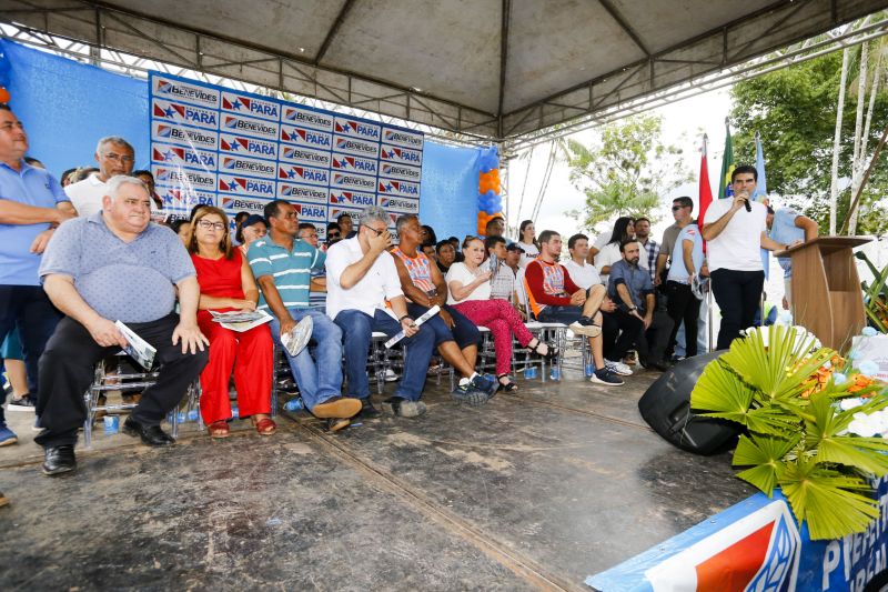 Avenida Camilo Pinto entregue a população de Benevides beneficia população. No ramo da floricultura, por exemplo, a nova PA404 proporciona mais eficiencia e qualidade aos produtores e consumidores.
Na foto: <div class='credito_fotos'>Foto: Marcelo Seabra / Ag. Pará   |   <a href='/midias/2019/originais/5648_deb9abf4-9fb6-5691-0401-9f4adf7b98c1.jpg' download><i class='fa-solid fa-download'></i> Download</a></div>