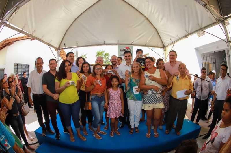Moradores da comunidade Taboquinha, em Icoaraci, região metropolitana de Belém, receberam, nesta quinta-feira (14), unidades habitacionais e cheques moradias no valor de R$ 14 mil cada do Governo do Pará, através da Companhia de Habitação do Estado (Cohab). <div class='credito_fotos'>Foto: Marco Santos / Ag. Pará   |   <a href='/midias/2019/originais/5660_f5dffb81-d1f9-bb16-0381-f4ba54fa642a.jpg' download><i class='fa-solid fa-download'></i> Download</a></div>