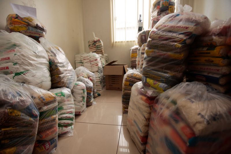 A Secretaria de Estado de Administração (Sead) entregou mais de mil quilos de alimentos não-perecíveis à outras três instituições filantrópicas nesta quarta-feira (20). As doações foram arrecadadas na VIII Corrida e Caminhada do Servidor Público e no I Passeio Ciclístico do Servidor Público, realizados no dia 26 de outubro, em Belém.
Na foto:  <div class='credito_fotos'>Foto: Pedro Guerreiro / Ag. Pará   |   <a href='/midias/2019/originais/5684_3aa89fc6-98f0-7e29-14a9-ce7ee9d5a87a.jpg' download><i class='fa-solid fa-download'></i> Download</a></div>