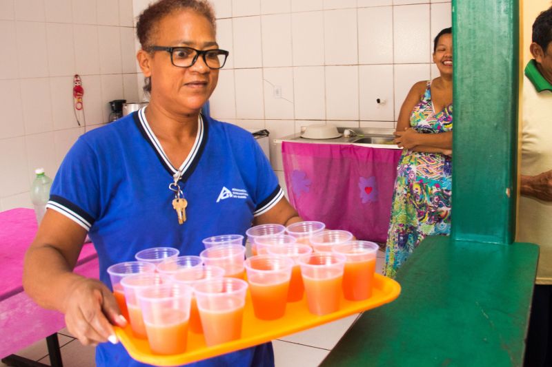 A Secretaria de Estado de Administração (Sead) entregou mais de mil quilos de alimentos não-perecíveis à outras três instituições filantrópicas nesta quarta-feira (20). As doações foram arrecadadas na VIII Corrida e Caminhada do Servidor Público e no I Passeio Ciclístico do Servidor Público, realizados no dia 26 de outubro, em Belém.
Na foto: Merendeira Núcleo Social 20 de Fevereiro. <div class='credito_fotos'>Foto: Pedro Guerreiro / Ag. Pará   |   <a href='/midias/2019/originais/5684_88b4d840-7267-0296-13fc-514c6f1c048a.jpg' download><i class='fa-solid fa-download'></i> Download</a></div>