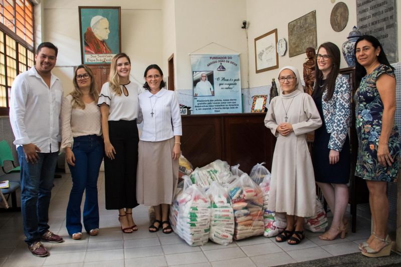 A Secretaria de Estado de Administração (Sead) entregou mais de mil quilos de alimentos não-perecíveis à outras três instituições filantrópicas nesta quarta-feira (20). As doações foram arrecadadas na VIII Corrida e Caminhada do Servidor Público e no I Passeio Ciclístico do Servidor Público, realizados no dia 26 de outubro, em Belém.
Na foto: Equipe SEAD entrega alimentos ao Abrigo João de Deus <div class='credito_fotos'>Foto: Pedro Guerreiro / Ag. Pará   |   <a href='/midias/2019/originais/5684_d950f308-c22f-5932-f74b-eb6b0d4655e2.jpg' download><i class='fa-solid fa-download'></i> Download</a></div>