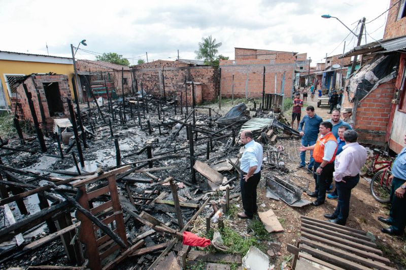 Nesta sexta-feira (6), o governador do Pará em exercício, Lúcio Vale, visitou as famílias atingidas por um incêndio no bairro da Cabanagem, em Belém. <div class='credito_fotos'>Foto: Alex Ribeiro / Ag. Pará   |   <a href='/midias/2019/originais/5741_1083cec1-9f5e-08ea-665e-7478f7512319.jpg' download><i class='fa-solid fa-download'></i> Download</a></div>