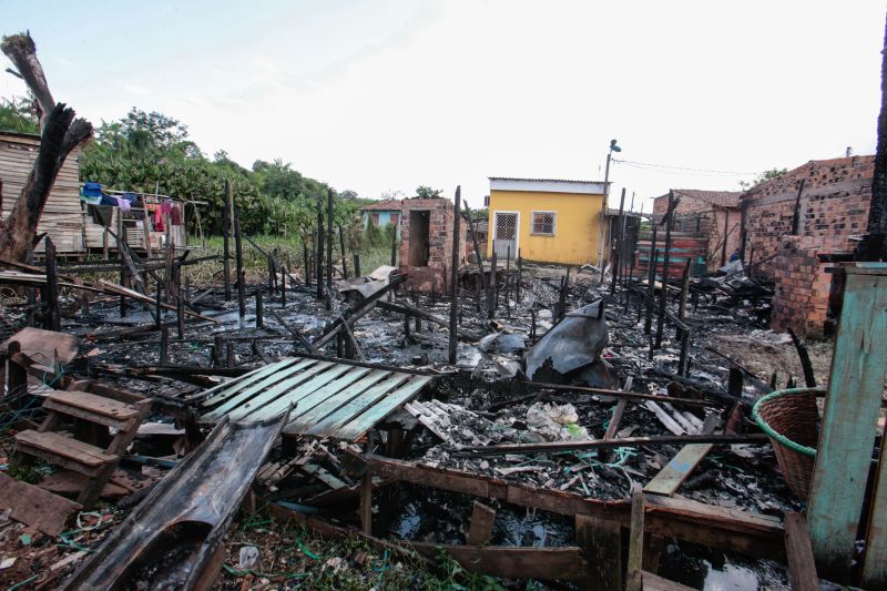 Nesta sexta-feira (6), o governador do Pará em exercício, Lúcio Vale, visitou as famílias atingidas por um incêndio no bairro da Cabanagem, em Belém. <div class='credito_fotos'>Foto: Alex Ribeiro / Ag. Pará   |   <a href='/midias/2019/originais/5741_54bedf7d-d5b4-4400-1827-e2f808e75c29.jpg' download><i class='fa-solid fa-download'></i> Download</a></div>