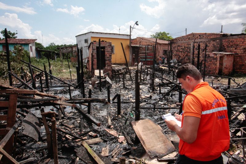 Nesta sexta-feira (6), o governador do Pará em exercício, Lúcio Vale, visitou as famílias atingidas por um incêndio no bairro da Cabanagem, em Belém. <div class='credito_fotos'>Foto: Alex Ribeiro / Ag. Pará   |   <a href='/midias/2019/originais/5741_843b55fb-4b49-897b-0f9b-d9865a347329.jpg' download><i class='fa-solid fa-download'></i> Download</a></div>