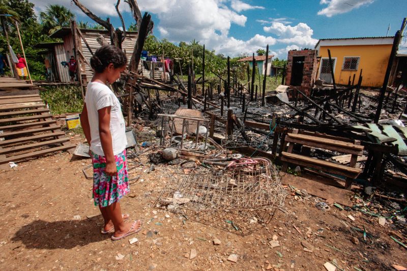 Nesta sexta-feira (6), o governador do Pará em exercício, Lúcio Vale, visitou as famílias atingidas por um incêndio no bairro da Cabanagem, em Belém. <div class='credito_fotos'>Foto: Alex Ribeiro / Ag. Pará   |   <a href='/midias/2019/originais/5741_85eae309-35c6-b440-b9e8-535136ea6223.jpg' download><i class='fa-solid fa-download'></i> Download</a></div>