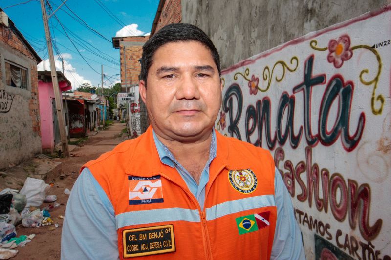 Nesta sexta-feira (6), o governador do Pará em exercício, Lúcio Vale, visitou as famílias atingidas por um incêndio no bairro da Cabanagem, em Belém. <div class='credito_fotos'>Foto: Alex Ribeiro / Ag. Pará   |   <a href='/midias/2019/originais/5741_ac825b3d-7339-7ac8-489b-e35d30c87420.jpg' download><i class='fa-solid fa-download'></i> Download</a></div>