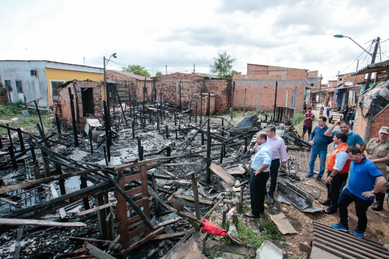 Nesta sexta-feira (6), o governador do Pará em exercício, Lúcio Vale, visitou as famílias atingidas por um incêndio no bairro da Cabanagem, em Belém. <div class='credito_fotos'>Foto: Alex Ribeiro / Ag. Pará   |   <a href='/midias/2019/originais/5741_d227441c-86df-9c8d-6c9c-1520175e38bf.jpg' download><i class='fa-solid fa-download'></i> Download</a></div>