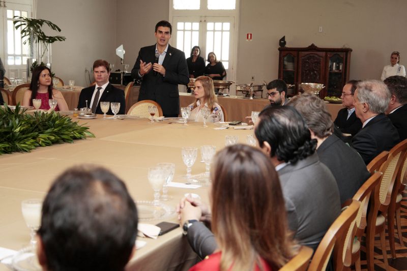 O ministro do desenvolvimento regional, Gustavo Canuto, chegou na capital paraense na manhã desta segunda-feira (16) e o primeiro compromisso foi um almoço com o governador do Pará, Helder Barbalho, outras autoridades e governadores e vice governadores da região norte do país. <div class='credito_fotos'>Foto: Bruno Cecim / Ag.Pará   |   <a href='/midias/2019/originais/5784_131ff5ac-885c-490d-3d66-d09208be4cbb.jpg' download><i class='fa-solid fa-download'></i> Download</a></div>