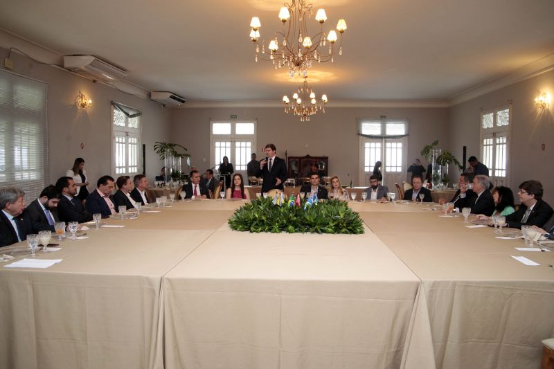 O ministro do desenvolvimento regional, Gustavo Canuto, chegou na capital paraense na manhã desta segunda-feira (16) e o primeiro compromisso foi um almoço com o governador do Pará, Helder Barbalho, outras autoridades e governadores e vice governadores da região norte do país. <div class='credito_fotos'>Foto: Bruno Cecim / Ag.Pará   |   <a href='/midias/2019/originais/5784_1df485db-3588-6792-cc01-5775237b1c03.jpg' download><i class='fa-solid fa-download'></i> Download</a></div>