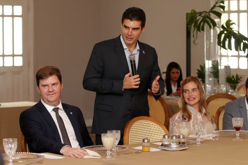 O ministro do desenvolvimento regional, Gustavo Canuto, chegou na capital paraense na manhã desta segunda-feira (16) e o primeiro compromisso foi um almoço com o governador do Pará, Helder Barbalho, outras autoridades e governadores e vice governadores da região norte do país. <div class='credito_fotos'>Foto: Bruno Cecim / Ag.Pará   |   <a href='/midias/2019/originais/5784_54a5c363-f623-6a45-645b-731bb183699e.jpg' download><i class='fa-solid fa-download'></i> Download</a></div>