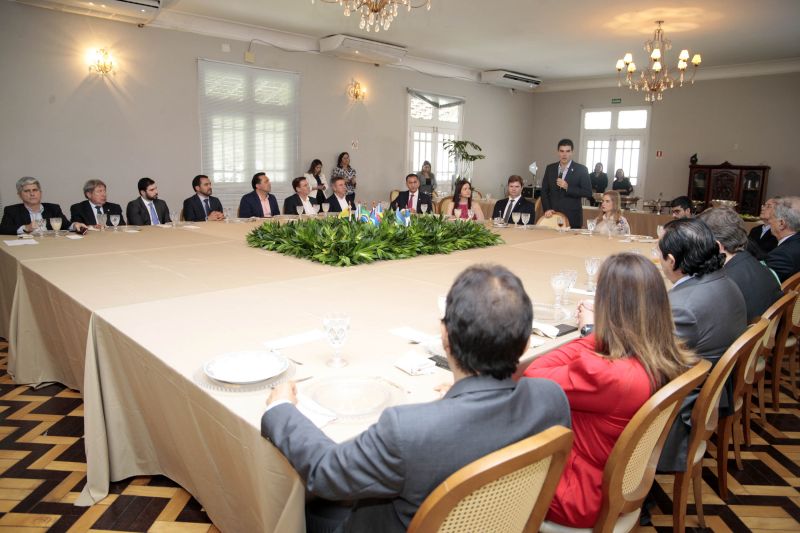 O ministro do desenvolvimento regional, Gustavo Canuto, chegou na capital paraense na manhã desta segunda-feira (16) e o primeiro compromisso foi um almoço com o governador do Pará, Helder Barbalho, outras autoridades e governadores e vice governadores da região norte do país. <div class='credito_fotos'>Foto: Bruno Cecim / Ag.Pará   |   <a href='/midias/2019/originais/5784_828c8e0b-b71a-ea66-d78f-84a336d69529.jpg' download><i class='fa-solid fa-download'></i> Download</a></div>