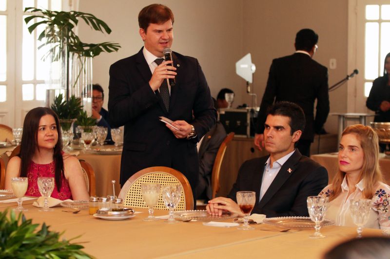 O ministro do desenvolvimento regional, Gustavo Canuto, chegou na capital paraense na manhã desta segunda-feira (16) e o primeiro compromisso foi um almoço com o governador do Pará, Helder Barbalho, outras autoridades e governadores e vice governadores da região norte do país. <div class='credito_fotos'>Foto: Bruno Cecim / Ag.Pará   |   <a href='/midias/2019/originais/5784_9b059b5b-6b10-fa4c-2e7b-ffc2068240d2.jpg' download><i class='fa-solid fa-download'></i> Download</a></div>