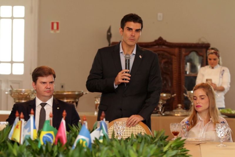 O ministro do desenvolvimento regional, Gustavo Canuto, chegou na capital paraense na manhã desta segunda-feira (16) e o primeiro compromisso foi um almoço com o governador do Pará, Helder Barbalho, outras autoridades e governadores e vice governadores da região norte do país. <div class='credito_fotos'>Foto: Bruno Cecim / Ag.Pará   |   <a href='/midias/2019/originais/5784_d9645917-46c6-bbb2-96a9-41ada8430538.jpg' download><i class='fa-solid fa-download'></i> Download</a></div>