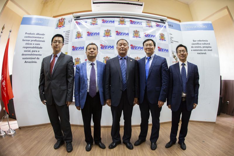 RecepÃ§Ã£o da delegaÃ§Ã£o chinesa ligada Ã  Universidade Normal de Shandong, na manhÃ£ desta segunda-feira, 16, na reitoria da Univrsidade do Estado do ParÃ¡ (Uepa), por ocasiÃ£o do prÃªmio internacional de excelÃªncia recebido pelo Instituto ConfÃºcio da Uepa. Dentre os membros que visitaram a Universidade estÃ¡ o vice-reitor da Universidade Normal de Shandong, Wenxi Zhang; o diretor da Faculdade de Direito, Dr. Yuexin Jing; o diretor do escritÃ³rio de admissÃ£o e emprego, Dr. Jingzheng Wang; o <div class='credito_fotos'>Foto: Nailana Thiely / Ascom Uepa   |   <a href='/midias/2019/originais/5786_3bb35bd6-8fff-814c-77ae-43dca418bf55.jpg' download><i class='fa-solid fa-download'></i> Download</a></div>