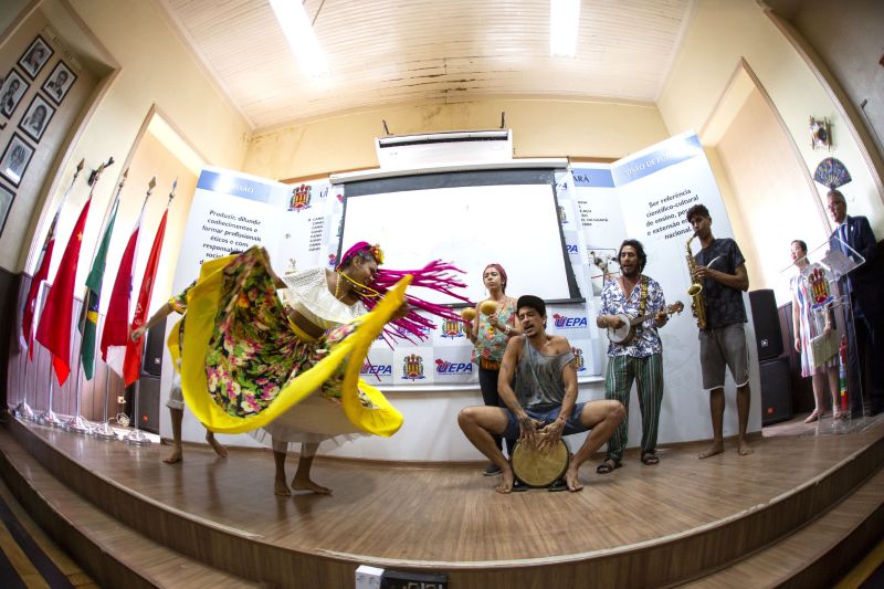 RecepÃ§Ã£o da delegaÃ§Ã£o chinesa ligada Ã  Universidade Normal de Shandong, na manhÃ£ desta segunda-feira, 16, na reitoria da Univrsidade do Estado do ParÃ¡ (Uepa), por ocasiÃ£o do prÃªmio internacional de excelÃªncia recebido pelo Instituto ConfÃºcio da Uepa. Dentre os membros que visitaram a Universidade estÃ¡ o vice-reitor da Universidade Normal de Shandong, Wenxi Zhang; o diretor da Faculdade de Direito, Dr. Yuexin Jing; o diretor do escritÃ³rio de admissÃ£o e emprego, Dr. Jingzheng Wang; o <div class='credito_fotos'>Foto: Nailana Thiely / Ascom Uepa   |   <a href='/midias/2019/originais/5786_8383eabc-05cc-ccd0-e88e-0b45b2d95167.jpg' download><i class='fa-solid fa-download'></i> Download</a></div>