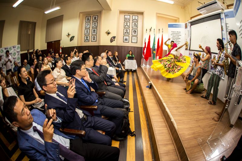 RecepÃ§Ã£o da delegaÃ§Ã£o chinesa ligada Ã  Universidade Normal de Shandong, na manhÃ£ desta segunda-feira, 16, na reitoria da Univrsidade do Estado do ParÃ¡ (Uepa), por ocasiÃ£o do prÃªmio internacional de excelÃªncia recebido pelo Instituto ConfÃºcio da Uepa. Dentre os membros que visitaram a Universidade estÃ¡ o vice-reitor da Universidade Normal de Shandong, Wenxi Zhang; o diretor da Faculdade de Direito, Dr. Yuexin Jing; o diretor do escritÃ³rio de admissÃ£o e emprego, Dr. Jingzheng Wang; o <div class='credito_fotos'>Foto: Nailana Thiely / Ascom Uepa   |   <a href='/midias/2019/originais/5786_a0fec82c-557a-6442-f658-95140f65544f.jpg' download><i class='fa-solid fa-download'></i> Download</a></div>