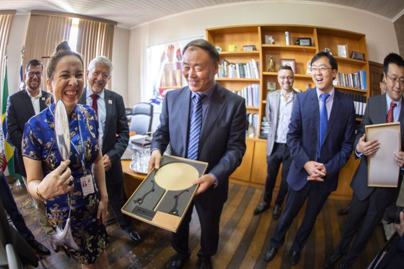 RecepÃ§Ã£o da delegaÃ§Ã£o chinesa ligada Ã  Universidade Normal de Shandong, na manhÃ£ desta segunda-feira, 16, na reitoria da Univrsidade do Estado do ParÃ¡ (Uepa), por ocasiÃ£o do prÃªmio internacional de excelÃªncia recebido pelo Instituto ConfÃºcio da Uepa. Dentre os membros que visitaram a Universidade estÃ¡ o vice-reitor da Universidade Normal de Shandong, Wenxi Zhang; o diretor da Faculdade de Direito, Dr. Yuexin Jing; o diretor do escritÃ³rio de admissÃ£o e emprego, Dr. Jingzheng Wang; o <div class='credito_fotos'>Foto: Nailana Thiely / Ascom Uepa   |   <a href='/midias/2019/originais/5786_a2d14603-34ac-4c0a-9599-f0a8dbb47d2f.jpg' download><i class='fa-solid fa-download'></i> Download</a></div>