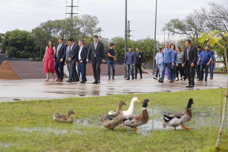 á em sua reta final de construção, o projeto urbano Porto Futuro recebeu, na tarde desta, segunda, 16, a visita do governador Helder Barbalho e do ministro de Desenvolvimento Regional, Gustavo Canuto.  <div class='credito_fotos'>Foto: Marcelo Seabra / Ag. Pará   |   <a href='/midias/2019/originais/5788_cc7829a5-fc7b-594d-6696-8537c513ac95.jpg' download><i class='fa-solid fa-download'></i> Download</a></div>