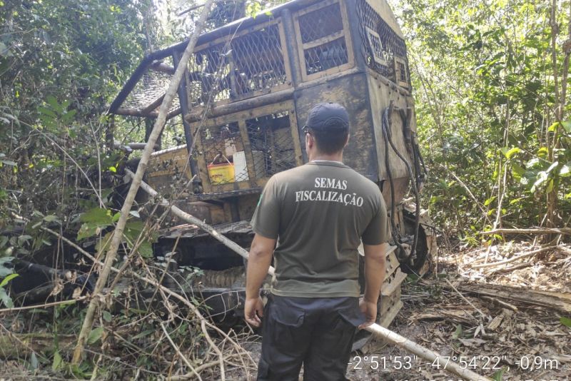 Tratores foram apreendidos e acampamentos clandestinos foram destruídos durante uma força-tarefa de combate ao desmatamento ilegal realizada pelo governo do Estado, por meio da Secretaria de Estado de Meio Ambiente e Sustentabilidade (Semas), Batalhão de Polícia Ambiental (BPA) da Polícia Militar e Delegacia de Meio Ambiente (Dema) da Polícia Civil. A operação começou na semana passada e ainda está em andamento na zona rural do município de Ipixuna do Pará, no nordeste do Estado. <div class='credito_fotos'>Foto: ASCOM / SEMAS   |   <a href='/midias/2019/originais/5791_36957e1b-6831-e73c-956e-ae4d7cd2d1bc.jpg' download><i class='fa-solid fa-download'></i> Download</a></div>