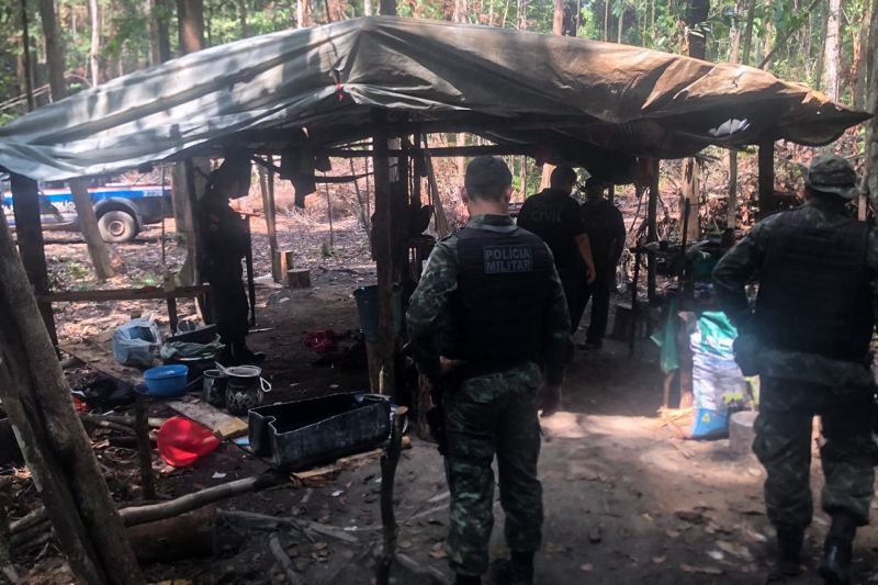 Tratores foram apreendidos e acampamentos clandestinos foram destruídos durante uma força-tarefa de combate ao desmatamento ilegal realizada pelo governo do Estado, por meio da Secretaria de Estado de Meio Ambiente e Sustentabilidade (Semas), Batalhão de Polícia Ambiental (BPA) da Polícia Militar e Delegacia de Meio Ambiente (Dema) da Polícia Civil. A operação começou na semana passada e ainda está em andamento na zona rural do município de Ipixuna do Pará, no nordeste do Estado. <div class='credito_fotos'>Foto: ASCOM / SEMAS   |   <a href='/midias/2019/originais/5791_54131c72-2d7d-4197-70f9-9f6a8e9cd011.jpg' download><i class='fa-solid fa-download'></i> Download</a></div>