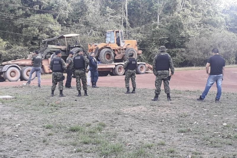 Tratores foram apreendidos e acampamentos clandestinos foram destruídos durante uma força-tarefa de combate ao desmatamento ilegal realizada pelo governo do Estado, por meio da Secretaria de Estado de Meio Ambiente e Sustentabilidade (Semas), Batalhão de Polícia Ambiental (BPA) da Polícia Militar e Delegacia de Meio Ambiente (Dema) da Polícia Civil. A operação começou na semana passada e ainda está em andamento na zona rural do município de Ipixuna do Pará, no nordeste do Estado. <div class='credito_fotos'>Foto: ASCOM / SEMAS   |   <a href='/midias/2019/originais/5791_6bdec251-2a83-08db-f282-a246ff7ab7aa.jpg' download><i class='fa-solid fa-download'></i> Download</a></div>