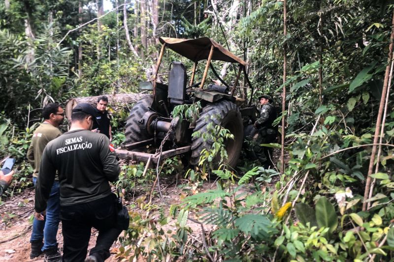 Tratores foram apreendidos e acampamentos clandestinos foram destruídos durante uma força-tarefa de combate ao desmatamento ilegal realizada pelo governo do Estado, por meio da Secretaria de Estado de Meio Ambiente e Sustentabilidade (Semas), Batalhão de Polícia Ambiental (BPA) da Polícia Militar e Delegacia de Meio Ambiente (Dema) da Polícia Civil. A operação começou na semana passada e ainda está em andamento na zona rural do município de Ipixuna do Pará, no nordeste do Estado. <div class='credito_fotos'>Foto: ASCOM / SEMAS   |   <a href='/midias/2019/originais/5791_f953d670-2b18-795e-631f-0da2ef1c7e9e.jpg' download><i class='fa-solid fa-download'></i> Download</a></div>