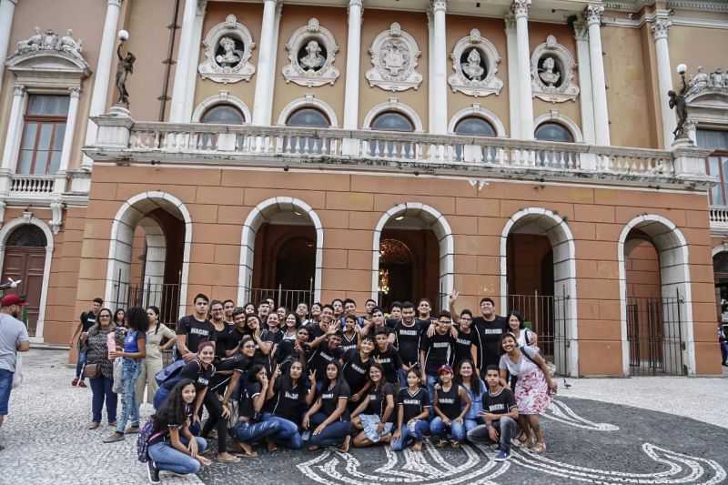 Cerca de 400 alunos de escolas da rede estadual de ensino participaram, na tarde desta terça-feira (17), do encerramento do XVIII Festival de Ópera do Theatro da Paz, assistindo à ópera “Amahl e os Visitantes da Noite”. A promoção é do Governo do Pará, por meio da Secretaria de Estado de Cultura (Secult), dentro das ações do Programa Territórios pela Paz (TerPaz). <div class='credito_fotos'>Foto: MARIO QUADROS / ASCOM SECULT   |   <a href='/midias/2019/originais/5793_016530af-ce05-cf0a-57e2-2bcf67ff7afd.jpg' download><i class='fa-solid fa-download'></i> Download</a></div>