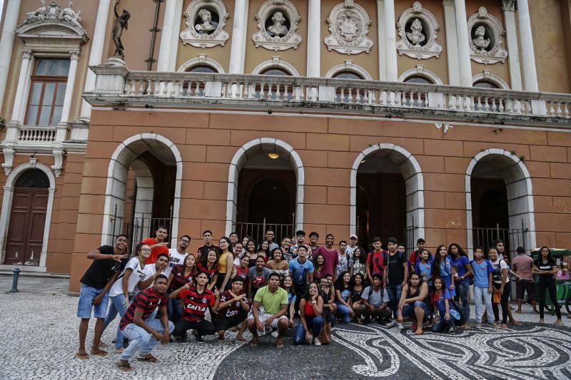 Cerca de 400 alunos de escolas da rede estadual de ensino participaram, na tarde desta terça-feira (17), do encerramento do XVIII Festival de Ópera do Theatro da Paz, assistindo à ópera “Amahl e os Visitantes da Noite”. A promoção é do Governo do Pará, por meio da Secretaria de Estado de Cultura (Secult), dentro das ações do Programa Territórios pela Paz (TerPaz). <div class='credito_fotos'>Foto: MARIO QUADROS / ASCOM SECULT   |   <a href='/midias/2019/originais/5793_06b74c52-7635-d87f-cbe0-fbc6a02fa8ec.jpg' download><i class='fa-solid fa-download'></i> Download</a></div>