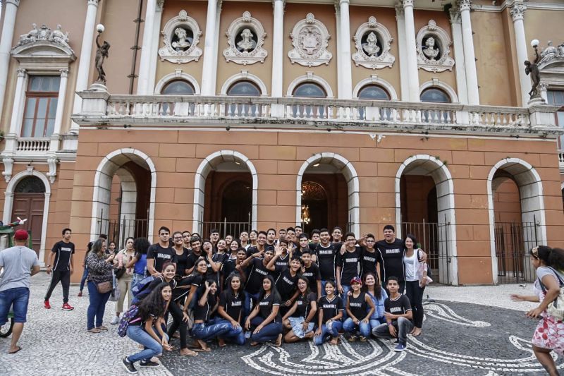 Cerca de 400 alunos de escolas da rede estadual de ensino participaram, na tarde desta terça-feira (17), do encerramento do XVIII Festival de Ópera do Theatro da Paz, assistindo à ópera “Amahl e os Visitantes da Noite”. A promoção é do Governo do Pará, por meio da Secretaria de Estado de Cultura (Secult), dentro das ações do Programa Territórios pela Paz (TerPaz). <div class='credito_fotos'>Foto: MARIO QUADROS / ASCOM SECULT   |   <a href='/midias/2019/originais/5793_12a68bc1-f088-c006-43b0-ffa07ae00ea4.jpg' download><i class='fa-solid fa-download'></i> Download</a></div>