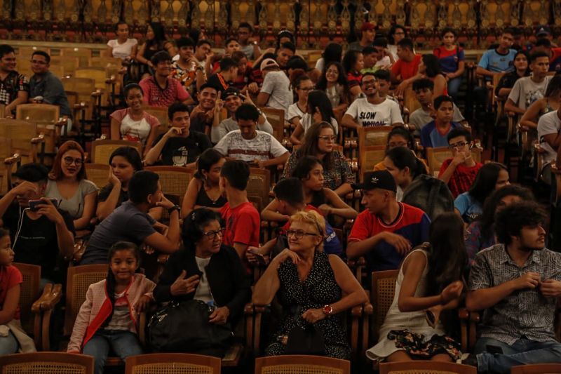 Cerca de 400 alunos de escolas da rede estadual de ensino participaram, na tarde desta terça-feira (17), do encerramento do XVIII Festival de Ópera do Theatro da Paz, assistindo à ópera “Amahl e os Visitantes da Noite”. A promoção é do Governo do Pará, por meio da Secretaria de Estado de Cultura (Secult), dentro das ações do Programa Territórios pela Paz (TerPaz). <div class='credito_fotos'>Foto: MARIO QUADROS / ASCOM SECULT   |   <a href='/midias/2019/originais/5793_13aa5cea-4d45-c5d5-e496-284c16d76ed3.jpg' download><i class='fa-solid fa-download'></i> Download</a></div>