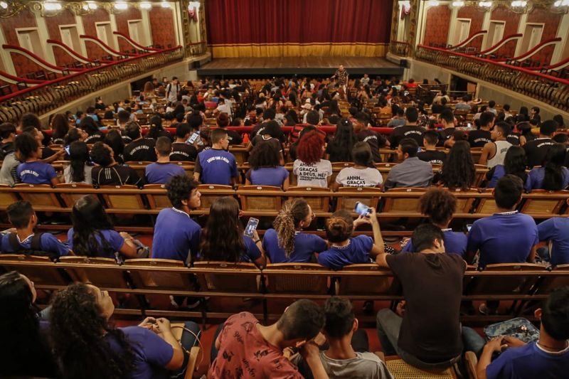 Cerca de 400 alunos de escolas da rede estadual de ensino participaram, na tarde desta terça-feira (17), do encerramento do XVIII Festival de Ópera do Theatro da Paz, assistindo à ópera “Amahl e os Visitantes da Noite”. A promoção é do Governo do Pará, por meio da Secretaria de Estado de Cultura (Secult), dentro das ações do Programa Territórios pela Paz (TerPaz). <div class='credito_fotos'>Foto: MARIO QUADROS / ASCOM SECULT   |   <a href='/midias/2019/originais/5793_3c8e6b70-29ae-40ff-c05d-ceddeb1e8425.jpg' download><i class='fa-solid fa-download'></i> Download</a></div>