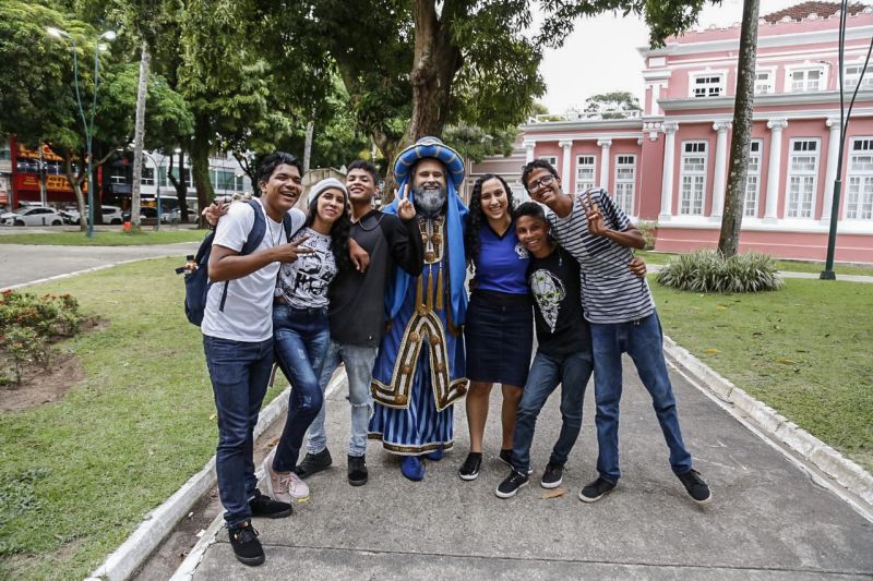 Cerca de 400 alunos de escolas da rede estadual de ensino participaram, na tarde desta terça-feira (17), do encerramento do XVIII Festival de Ópera do Theatro da Paz, assistindo à ópera “Amahl e os Visitantes da Noite”. A promoção é do Governo do Pará, por meio da Secretaria de Estado de Cultura (Secult), dentro das ações do Programa Territórios pela Paz (TerPaz). <div class='credito_fotos'>Foto: MARIO QUADROS / ASCOM SECULT   |   <a href='/midias/2019/originais/5793_462f3c44-9761-9211-481c-eb6581177c5a.jpg' download><i class='fa-solid fa-download'></i> Download</a></div>