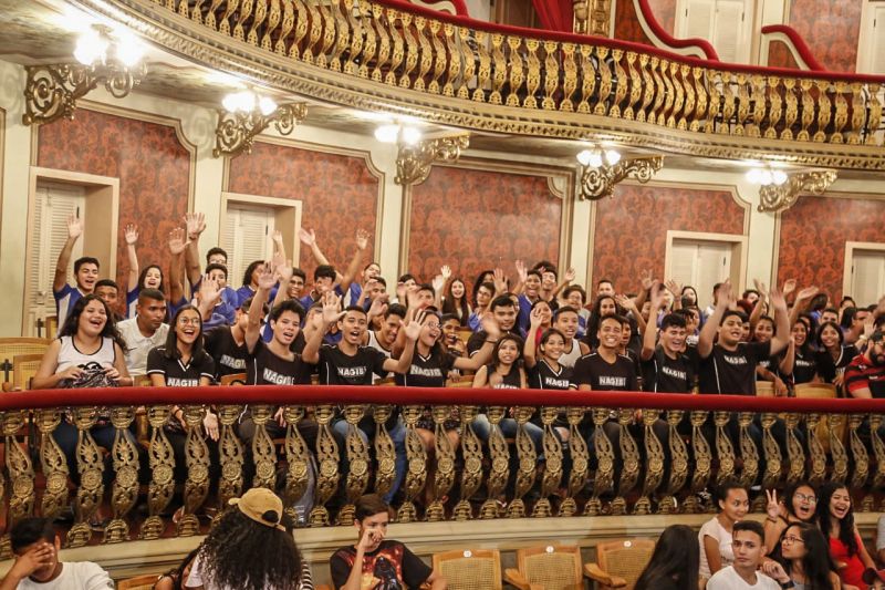 Cerca de 400 alunos de escolas da rede estadual de ensino participaram, na tarde desta terça-feira (17), do encerramento do XVIII Festival de Ópera do Theatro da Paz, assistindo à ópera “Amahl e os Visitantes da Noite”. A promoção é do Governo do Pará, por meio da Secretaria de Estado de Cultura (Secult), dentro das ações do Programa Territórios pela Paz (TerPaz). <div class='credito_fotos'>Foto: MARIO QUADROS / ASCOM SECULT   |   <a href='/midias/2019/originais/5793_6c173081-f220-b0fe-773e-6d50b339bb62.jpg' download><i class='fa-solid fa-download'></i> Download</a></div>