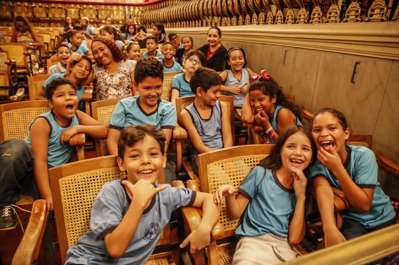 Cerca de 400 alunos de escolas da rede estadual de ensino participaram, na tarde desta terça-feira (17), do encerramento do XVIII Festival de Ópera do Theatro da Paz, assistindo à ópera “Amahl e os Visitantes da Noite”. A promoção é do Governo do Pará, por meio da Secretaria de Estado de Cultura (Secult), dentro das ações do Programa Territórios pela Paz (TerPaz). <div class='credito_fotos'>Foto: MARIO QUADROS / ASCOM SECULT   |   <a href='/midias/2019/originais/5793_93a03f6b-0b11-9353-52ba-28e729789daa.jpg' download><i class='fa-solid fa-download'></i> Download</a></div>