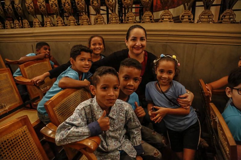 Cerca de 400 alunos de escolas da rede estadual de ensino participaram, na tarde desta terça-feira (17), do encerramento do XVIII Festival de Ópera do Theatro da Paz, assistindo à ópera “Amahl e os Visitantes da Noite”. A promoção é do Governo do Pará, por meio da Secretaria de Estado de Cultura (Secult), dentro das ações do Programa Territórios pela Paz (TerPaz). <div class='credito_fotos'>Foto: MARIO QUADROS / ASCOM SECULT   |   <a href='/midias/2019/originais/5793_9a53a1be-e6ec-dcb7-dc67-e8ec9aec5102.jpg' download><i class='fa-solid fa-download'></i> Download</a></div>