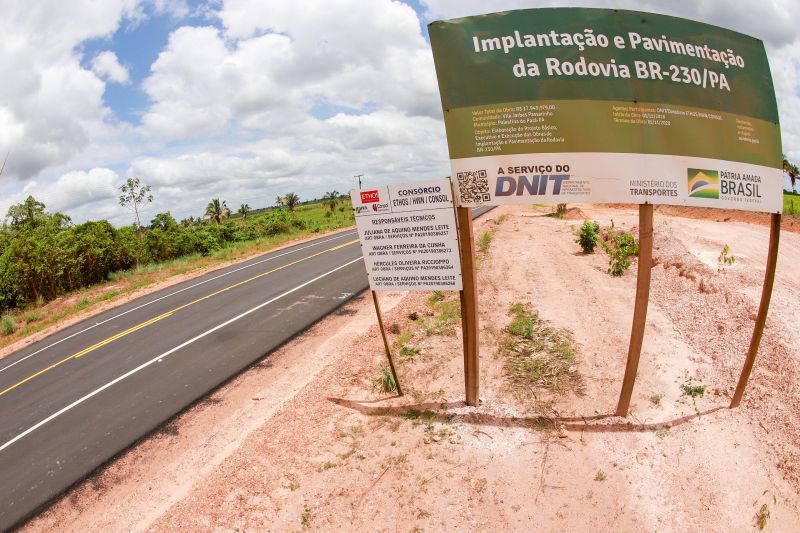 Pavimentar um trecho de 12 quilômetros de uma das rodovias federais mais importantes para o Pará, a BR-230 (Transamazônica), foi um compromisso assumido pelo governo do Estado, e cumprido nesta quarta-feira (18), após articulação do governo estadual com o federal. <div class='credito_fotos'>Foto: Marco Santos / Ag. Pará   |   <a href='/midias/2019/originais/5796_0a0fc22e-6b97-1c40-6926-e5e5db500fea.jpg' download><i class='fa-solid fa-download'></i> Download</a></div>