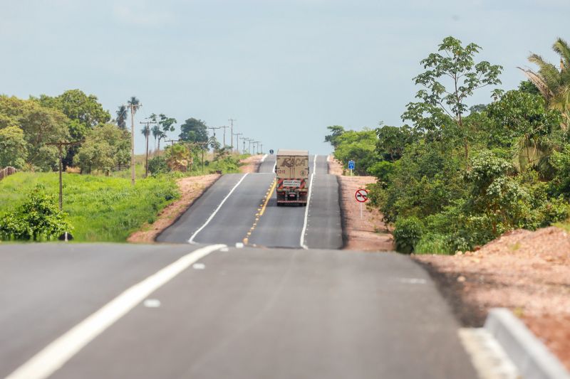 Pavimentar um trecho de 12 quilômetros de uma das rodovias federais mais importantes para o Pará, a BR-230 (Transamazônica), foi um compromisso assumido pelo governo do Estado, e cumprido nesta quarta-feira (18), após articulação do governo estadual com o federal. <div class='credito_fotos'>Foto: Marco Santos / Ag. Pará   |   <a href='/midias/2019/originais/5796_129704bf-6280-ab67-e521-0c4c7c66eb15.jpg' download><i class='fa-solid fa-download'></i> Download</a></div>